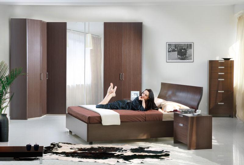 旅馆卧室舒适的大床和毛毯
