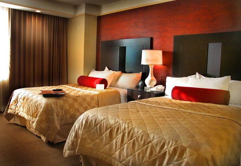 酒店双人大床的明亮的室内设计