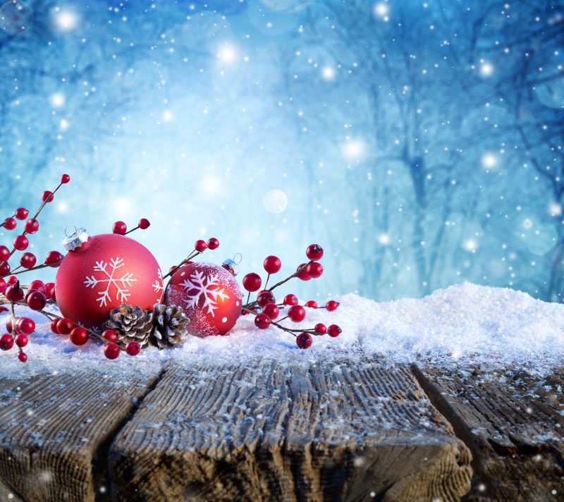 木板上的雪花与红色圣诞装饰