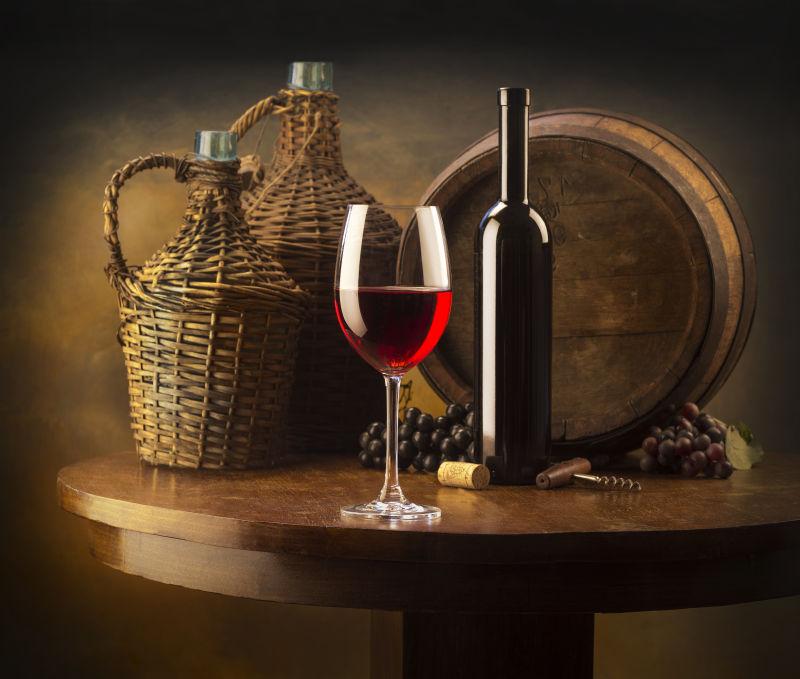 桌子上的葡萄酒和葡萄