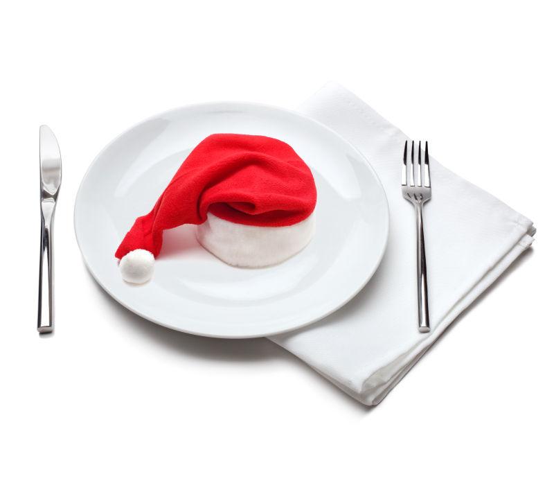 餐具与盘子里的圣诞帽