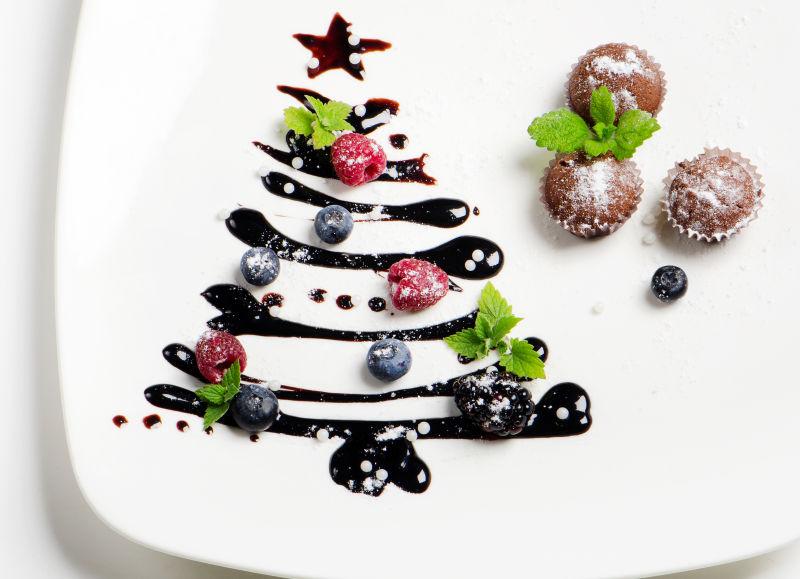 蛋糕和甜圣诞树配浆果和薄荷