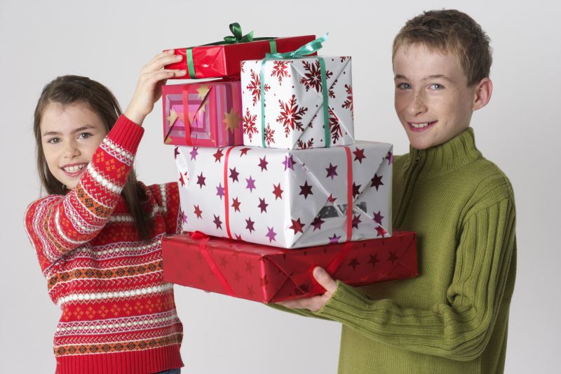 圣诞节中开心的男孩与女孩拿着礼物