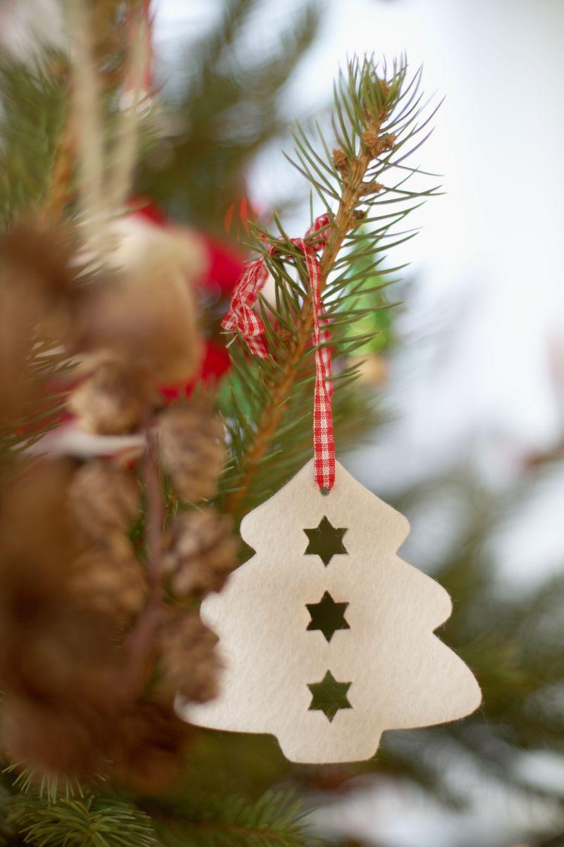 系在圣诞树上的白色圣诞树装饰品