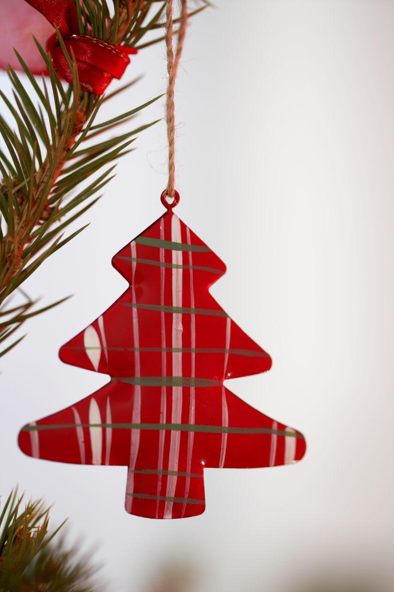 圣诞树枝头挂着的可爱布制圣诞树