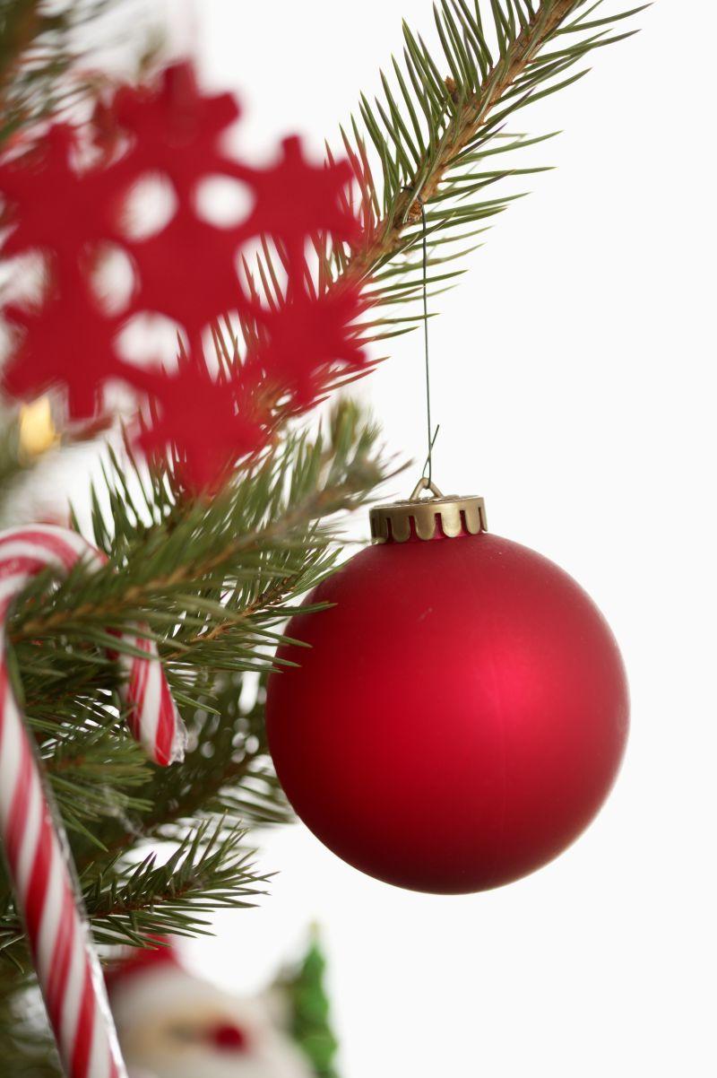圣诞树上挂着的红色铃铛雪花片和圣诞棒棒糖