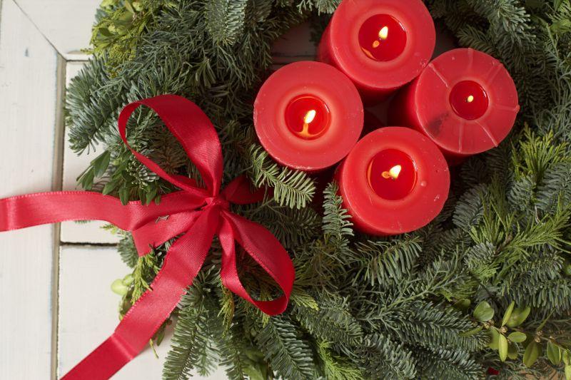 圣诞树上的四根蜡烛和蝴蝶机红色丝带