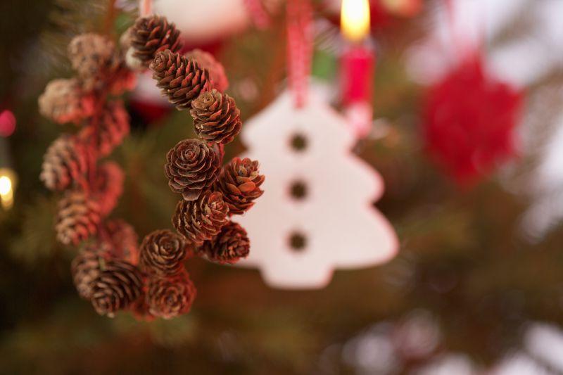 圣诞树前面挂着的一串松果串成的手环