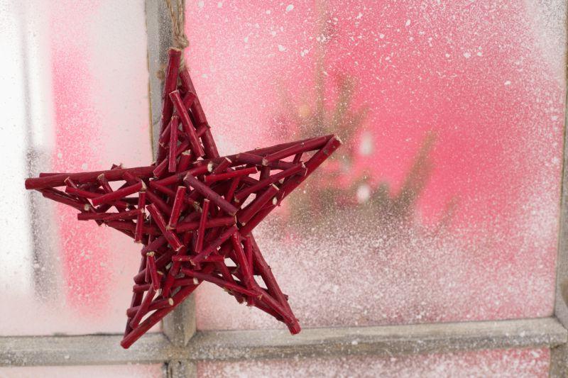 满是雪霜的窗户上挂着一个圣诞红色五角星