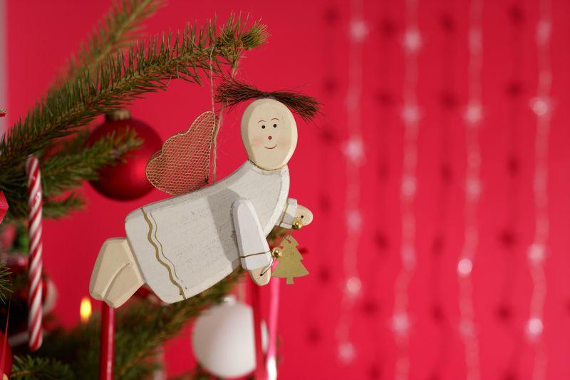 红色背景下圣诞树上挂着的圣诞装饰品