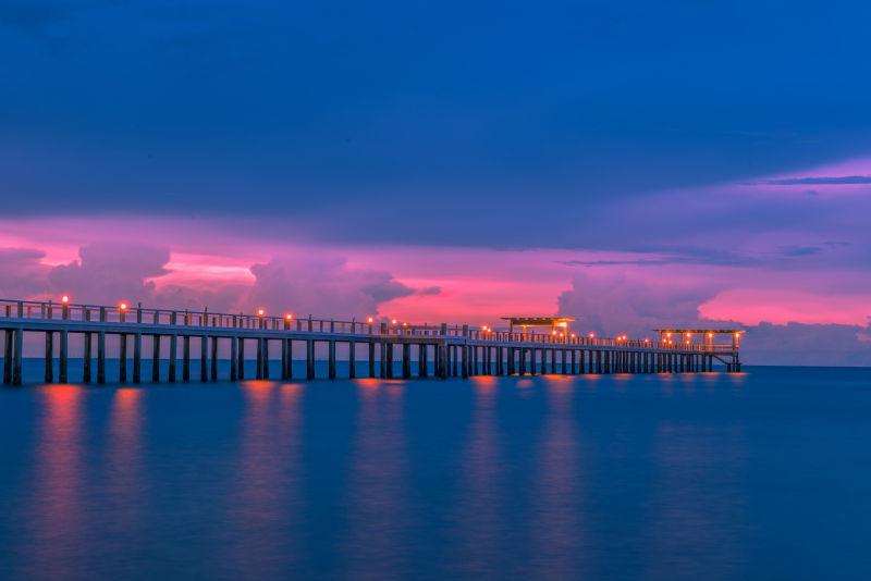 美丽日落下的海滩度假风景