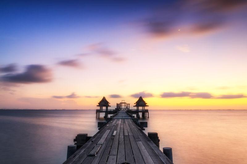 美丽的日落海滩度假风景