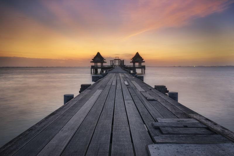 日落下的海滩木桥景观