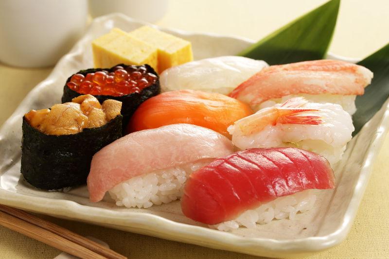 白色盘子里的日本寿司