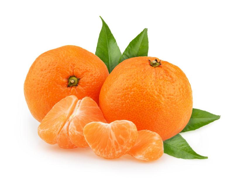白色背景下的切片和完整新鲜的橘子