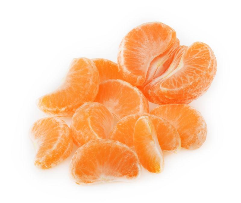 在白色背景下的分瓣的新鲜橘子