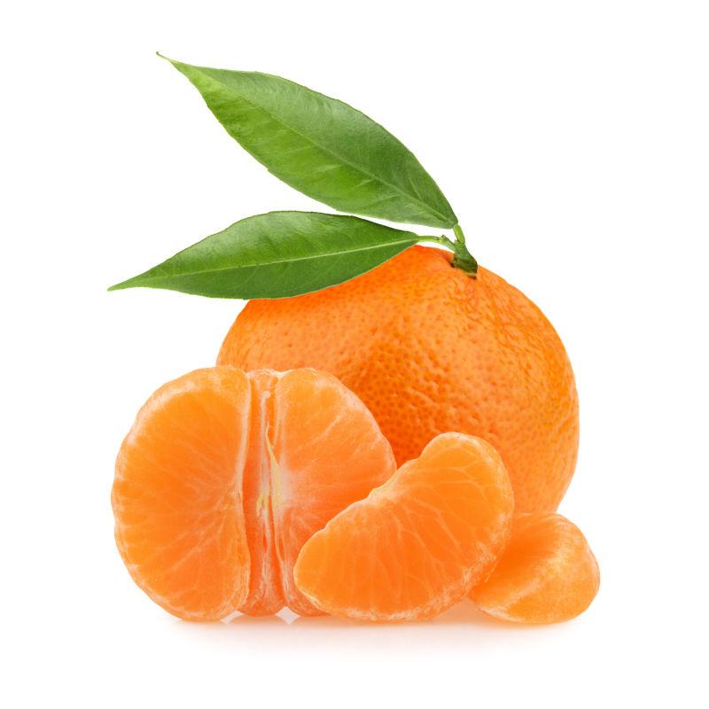 分瓣的橘子和完整的橘子在白色背景下