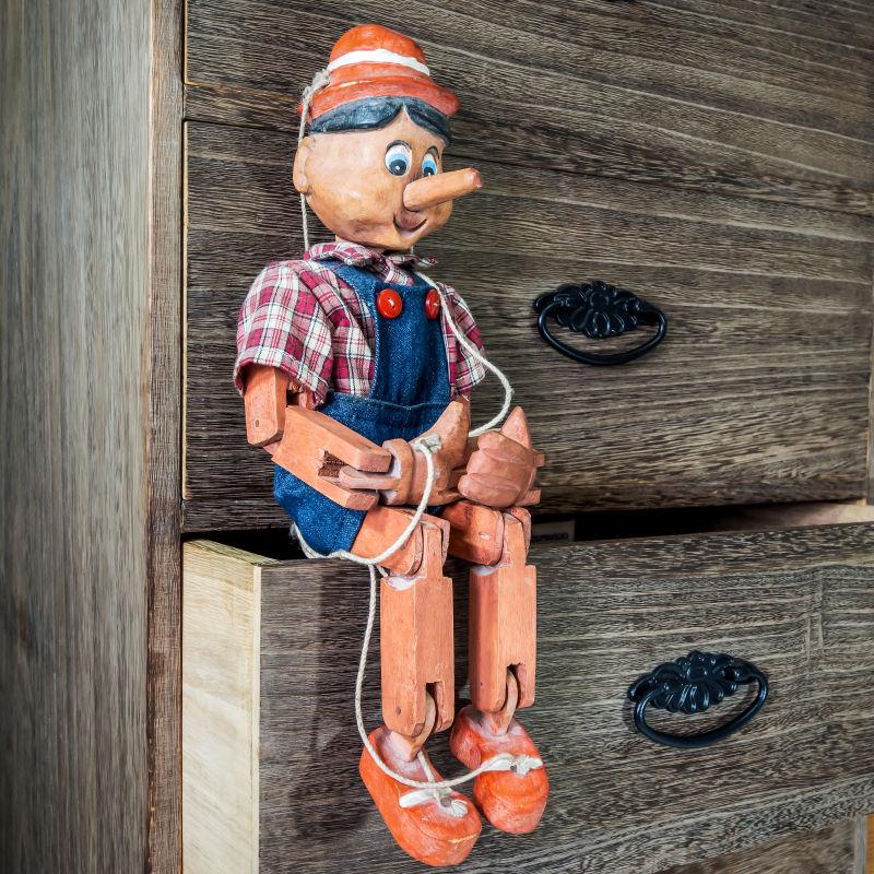 Pinocchio puppet是用木头做的木偶
