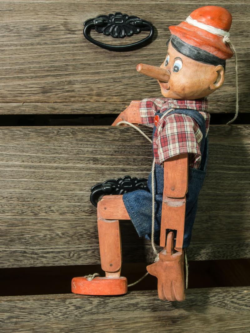 Pinocchio puppet是用木头做的