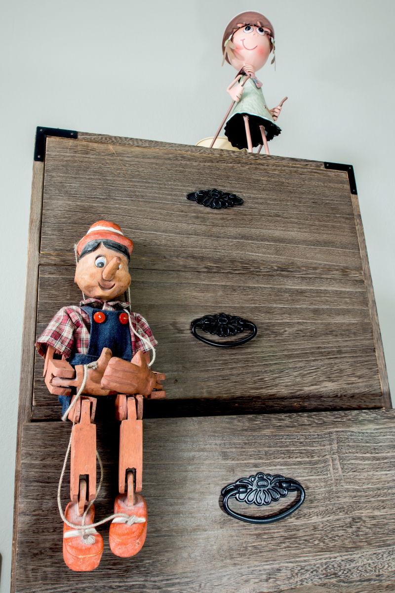 Pinocchio puppet都是用木头做的