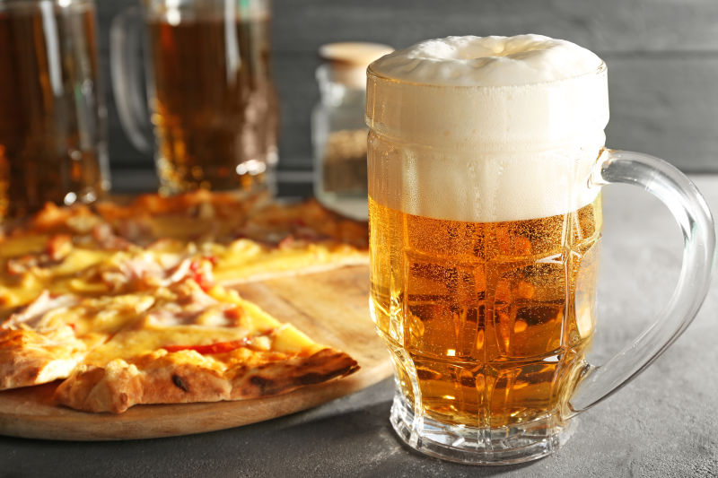 一杯啤酒与美味的披萨