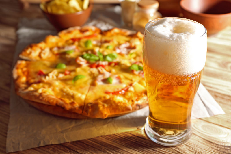 一杯啤酒与披萨