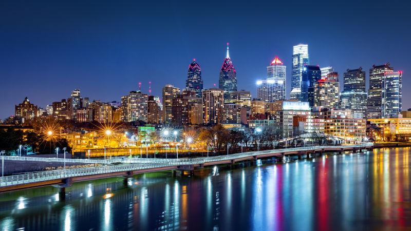 蓝天下美丽的城市的夜景