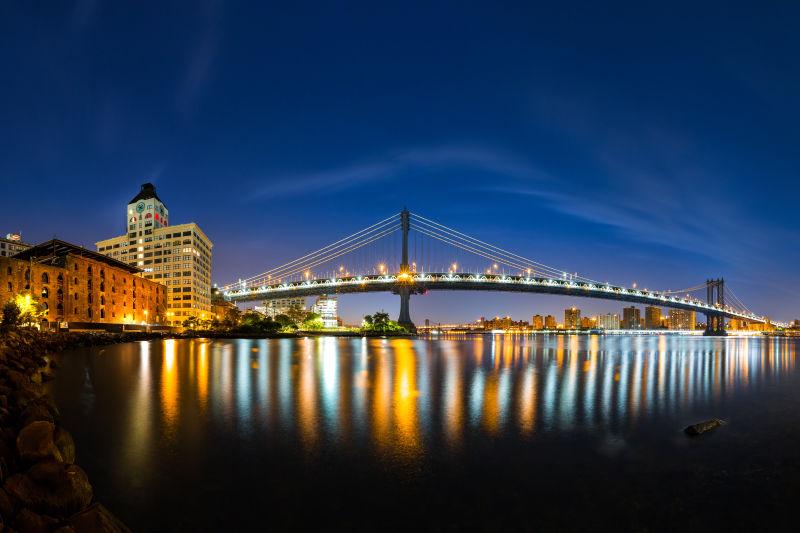 夜晚曼哈顿城市夜景和水中的倒影