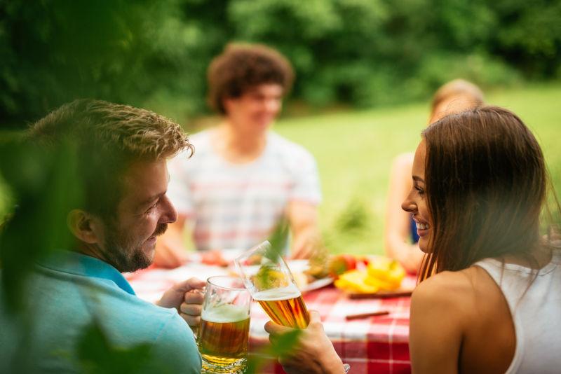 聚会上的年轻男女在干杯