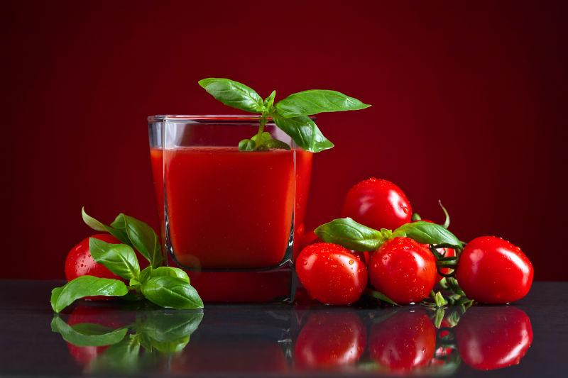 美味的番茄汁和红色番茄