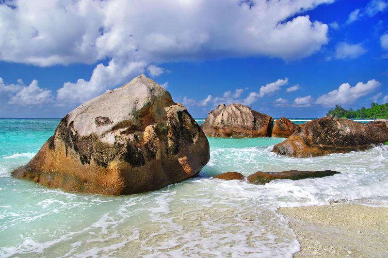 热带美丽的岩石海滩