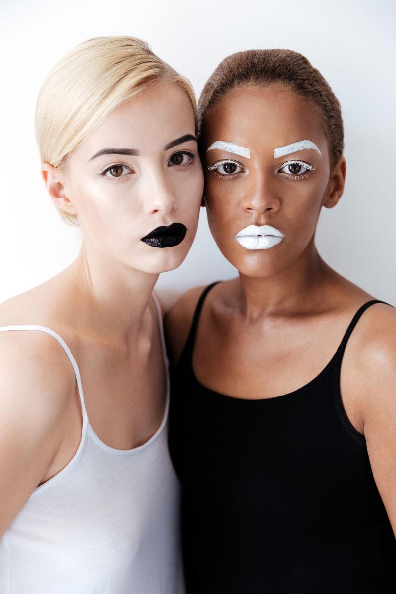 画着对冲妆容的一对黑人白人姐妹
