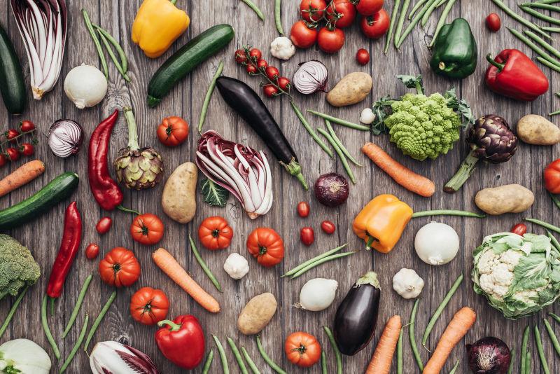 放在木板上的新鲜健康的蔬菜