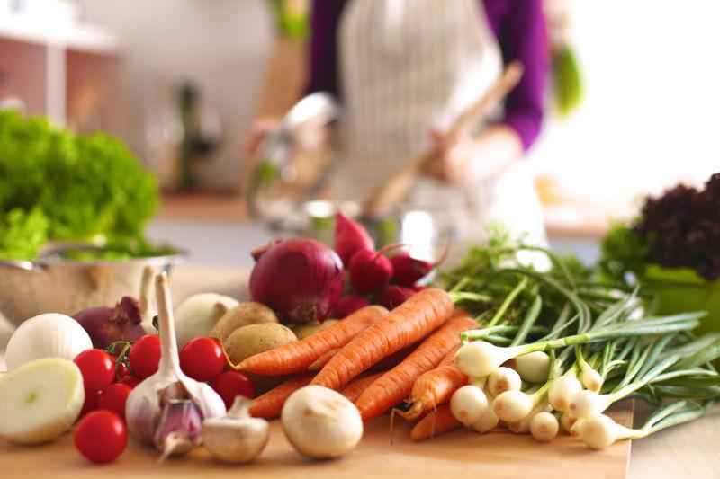 放在厨房案板上的新鲜健康的蔬菜