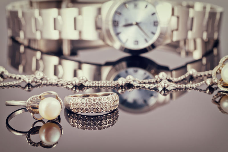 优雅的项链戒指和女式手表