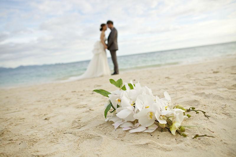 在海边举行婚礼的新婚夫妇