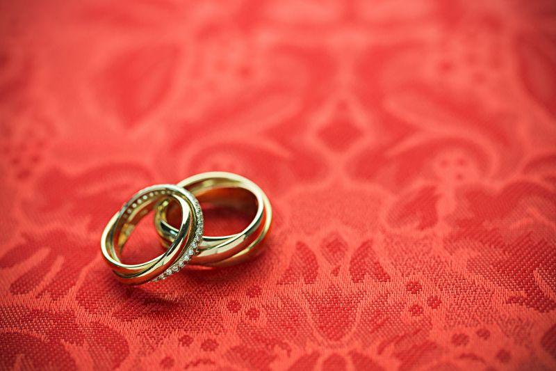 红幕布上的一对结婚戒指