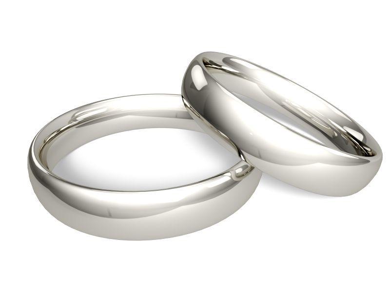 白色背景下两个铂金或银结婚戒指