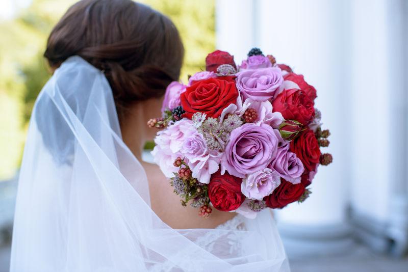 穿着婚纱的新娘和手里的花束