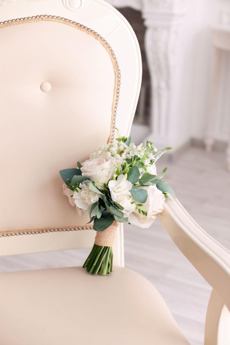 椅子上的新娘花束