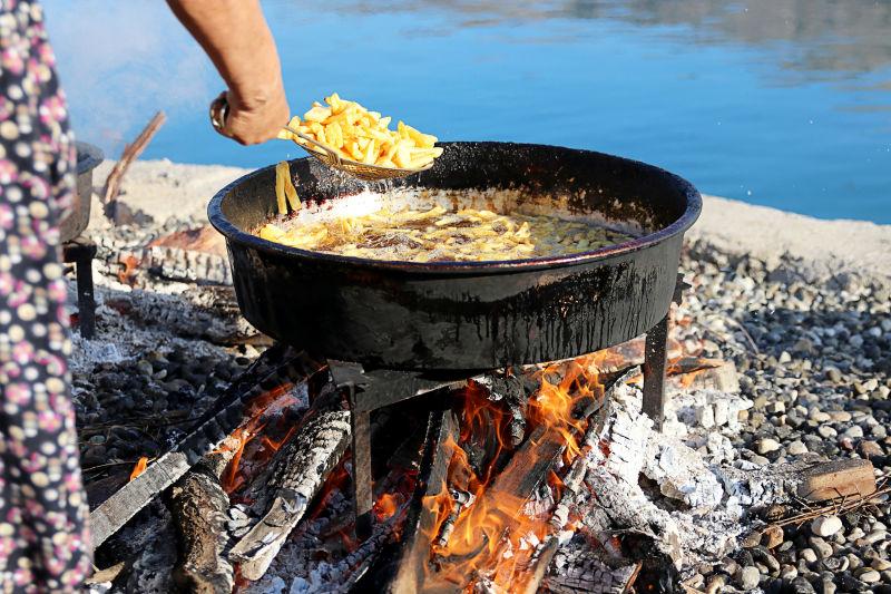 火烧传统土耳其蒸煮锅准备婚宴用餐