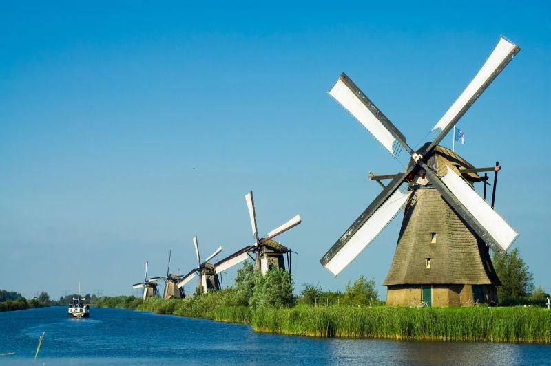 荷兰河边美丽的风车