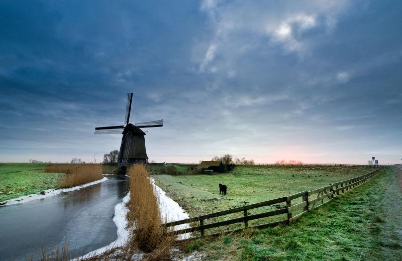 荷兰美丽风车