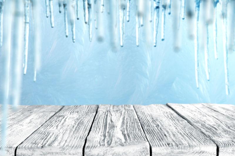 冰天雪地里形成的冰柱和冰冻的木板