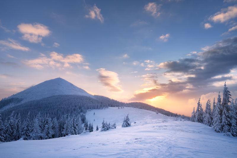 山间冬景