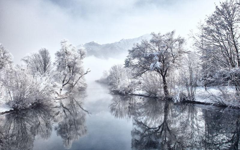 冬季的河面与雪景