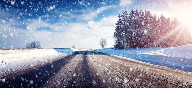 下着雪的柏油马路