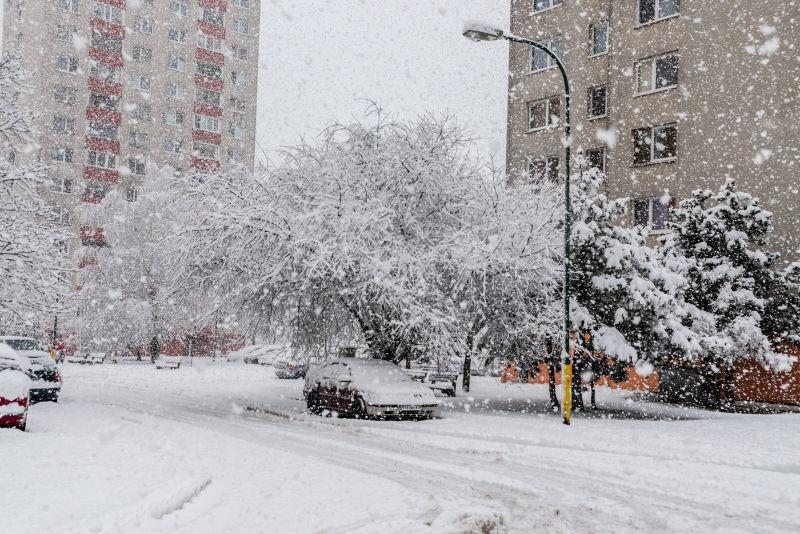 下大雪的城市景色