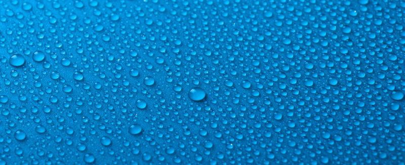 蓝色背景下的潮湿水滴