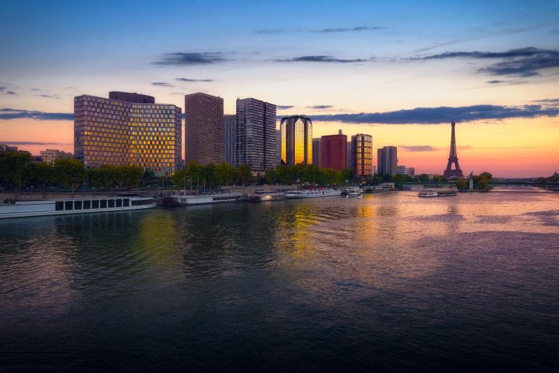 日出-日落背景下的巴黎埃菲尔铁塔和周边城市建筑